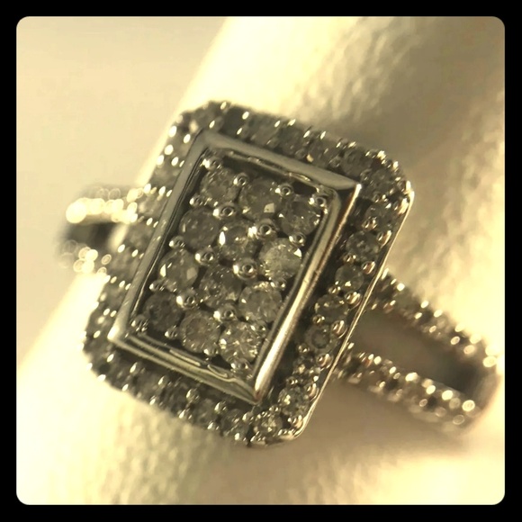 Beautiful 1/2 ctw 10k white gold engagement ring - Picture 1 of 8